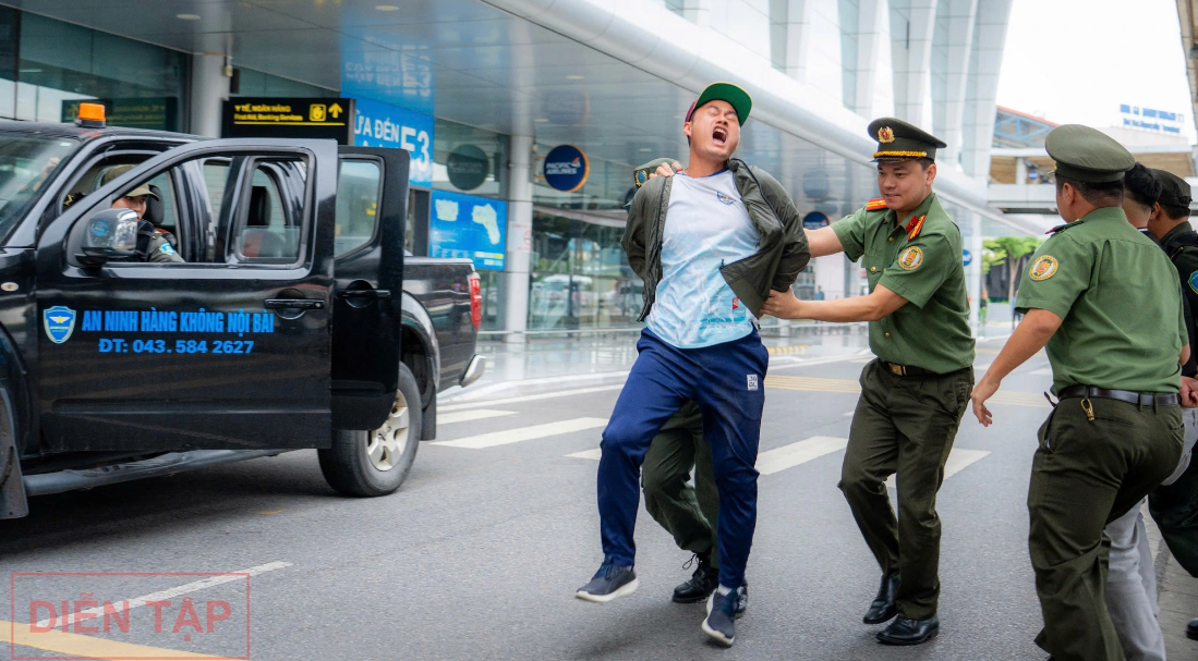 A terrorist arrested during a counter-terrorism drill at Noi Bai International Airport. Photo: Phan Cong / Tuoi Tre