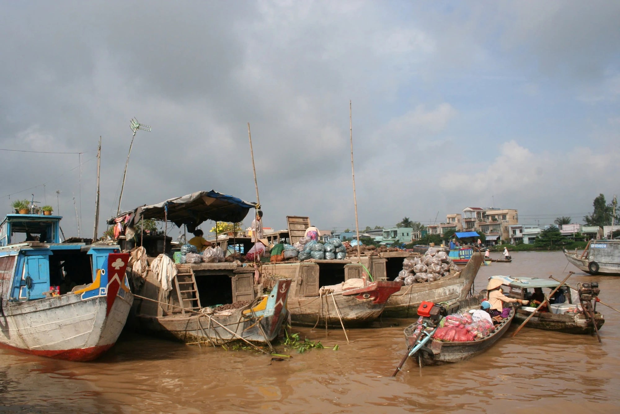 Vendors anchor their boats closely together, fostering a sense of community.