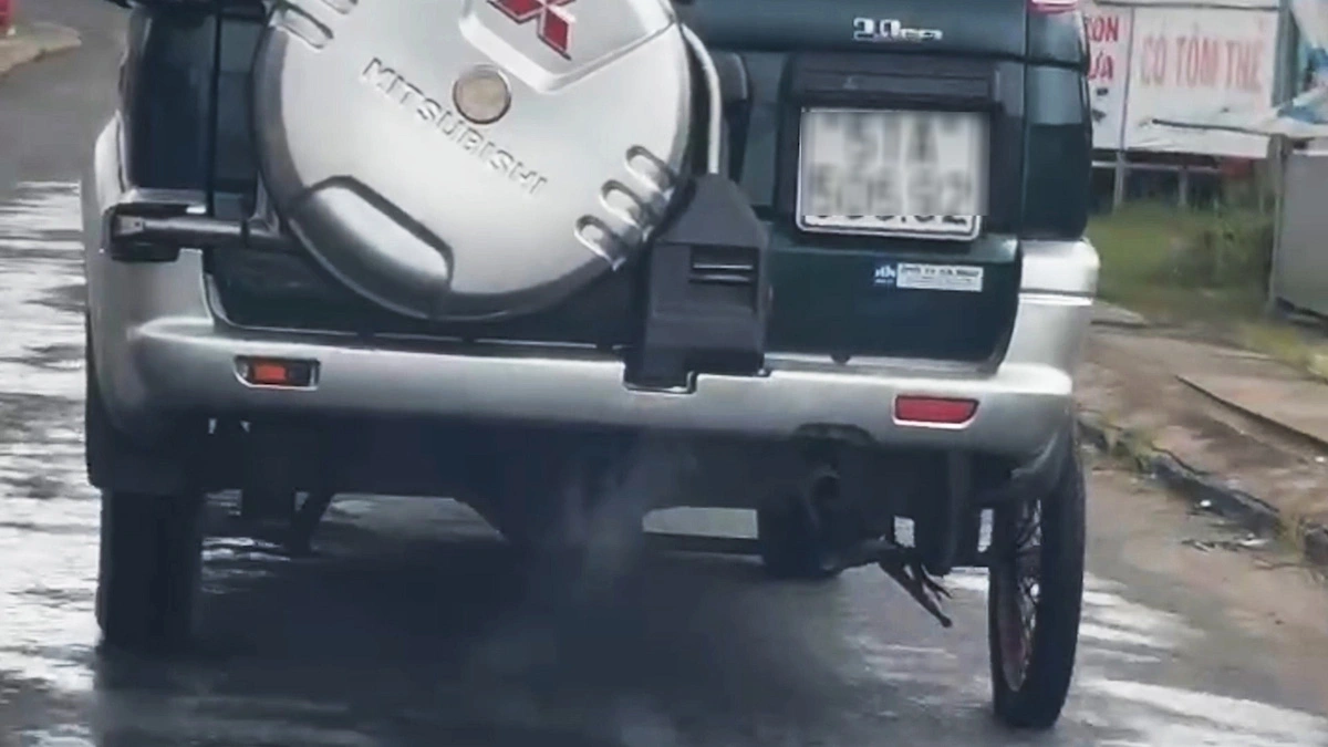 Viral video: Car with motorcycle wheel baffles Vietnam