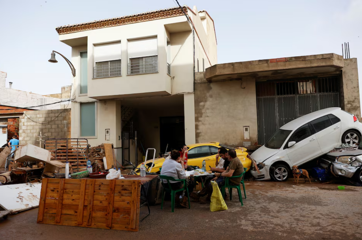 Meseguer Serrano family gather next to their belongings and damaged cars after torrential rains caused flooding in Guadassuar, Valencia region, Spain, October 30, 2024. Photo: Reuters