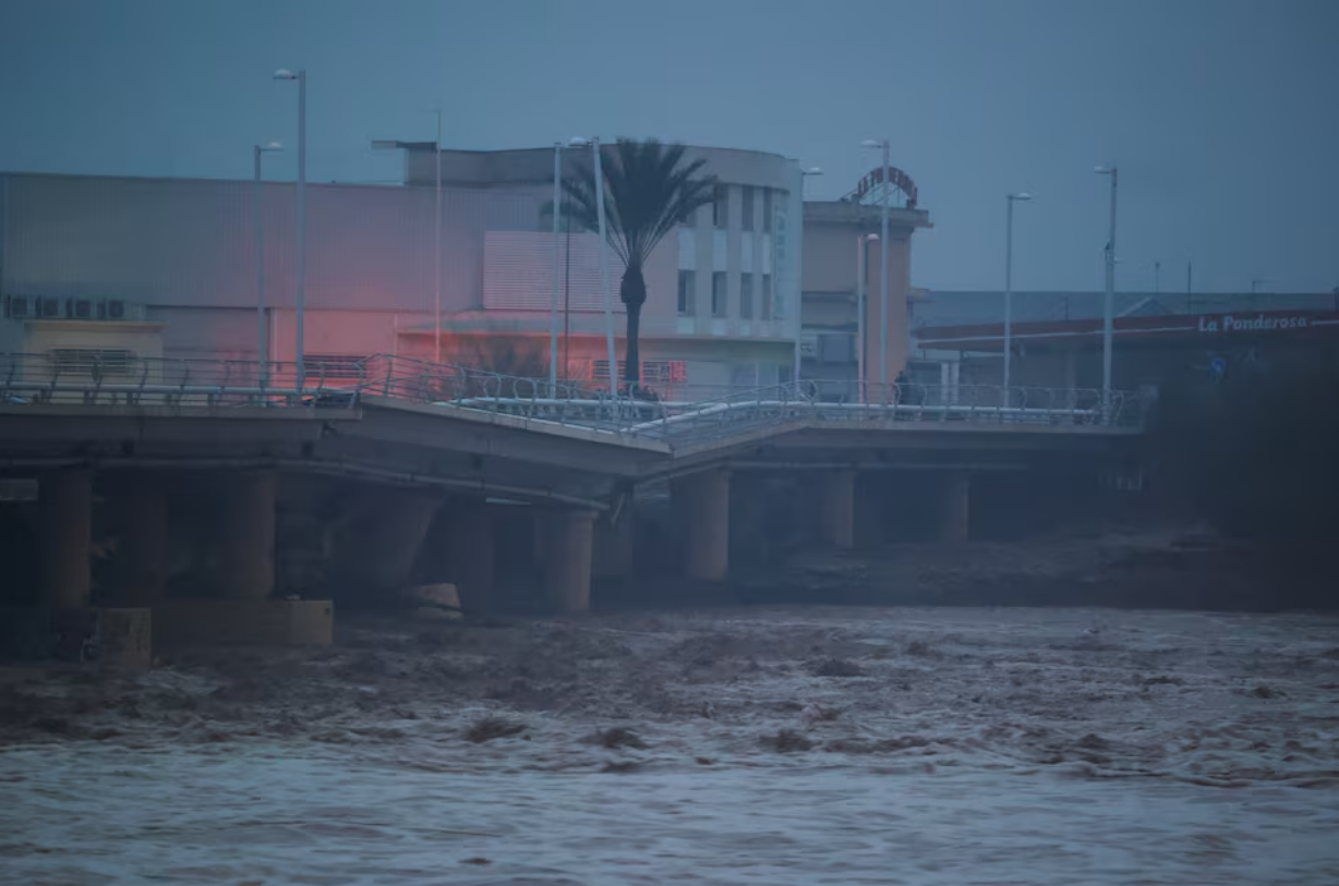 A river flows under a partially collapsed bridge affected by torrential rains that caused flooding in the town of Carlet, Valencia region, Spain, October 30, 2024. Photo: Reuters