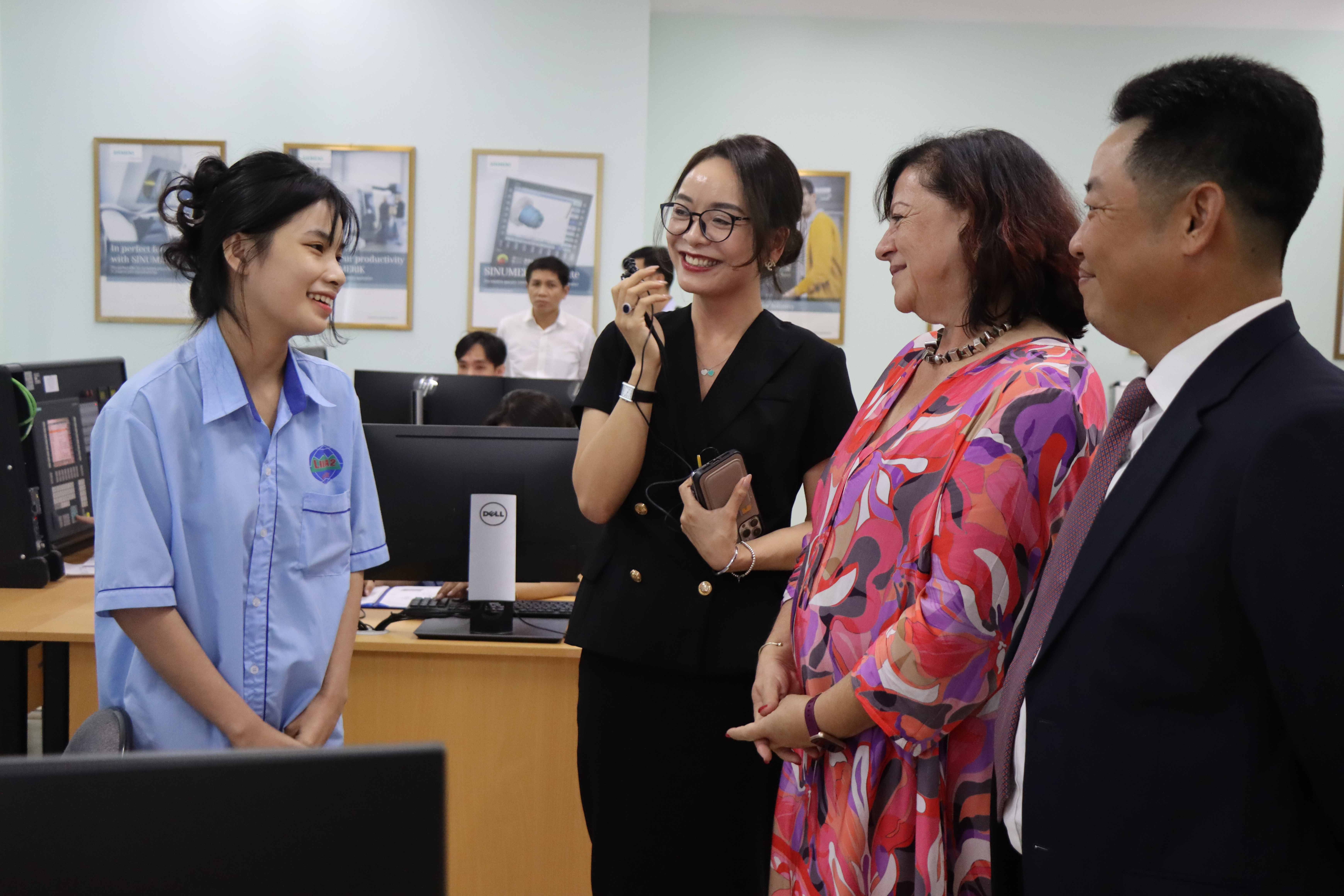 Dr. Bärbel Kofler (2nd, R), State Secretary of the German Federal Ministry for Economic Cooperation and Development (BMZ), talks to a sophomore at LILAMA 2. Photo: German Consulate General in Ho Chi Minh City