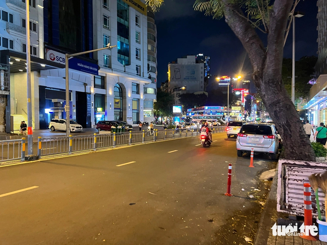 Stores, eateries in Ho Chi Minh City place items on streets to reserve customer parking