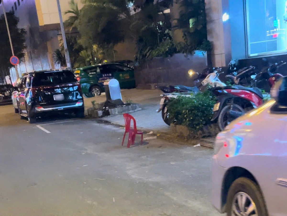 Plastic chairs are placed about five meters apart on Pham Hong Thai Street in District 1, Ho Chi Minh City to claim space for car parking. Photo: An Vi / Tuoi Tre