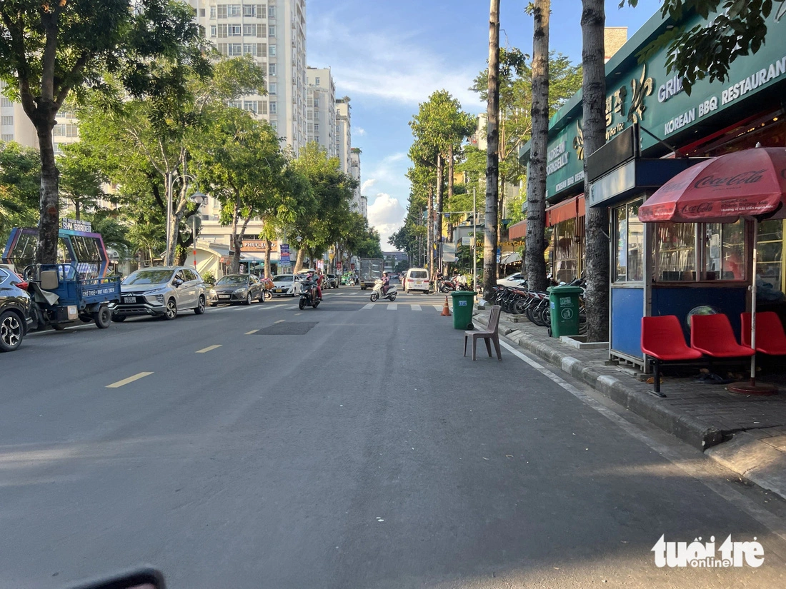 Along Pham Van Nghi Street in District 7, Ho Chi Minh City, many eateries use traffic cones, plastic chairs, and even dustbins to save space for customer parking. Photo: An Vi / Tuoi Tre