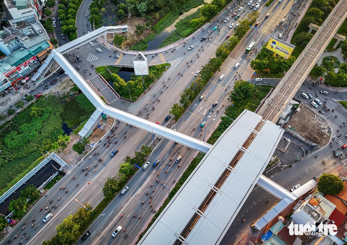 The pedestrian bridges are developed across Vo Nguyen Giap Boulevard and Hanoi Highway which experience heavy traffic in Ho Chi Minh City. Photo: Chau Tuan / Tuoi Tre