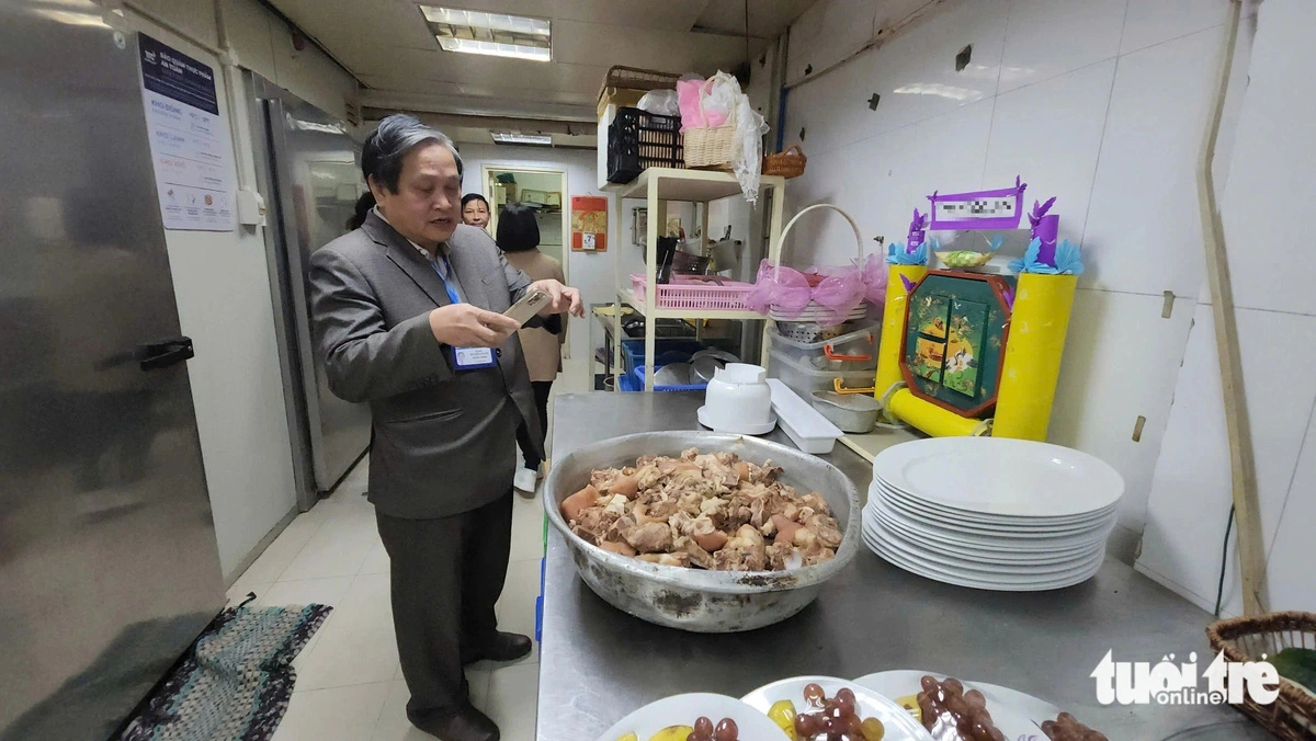 A member of the interagency team inspects the kitchen of N.L. Hotel in Da Lat, Lam Dong Province. Photo: M.V. / Tuoi Tre