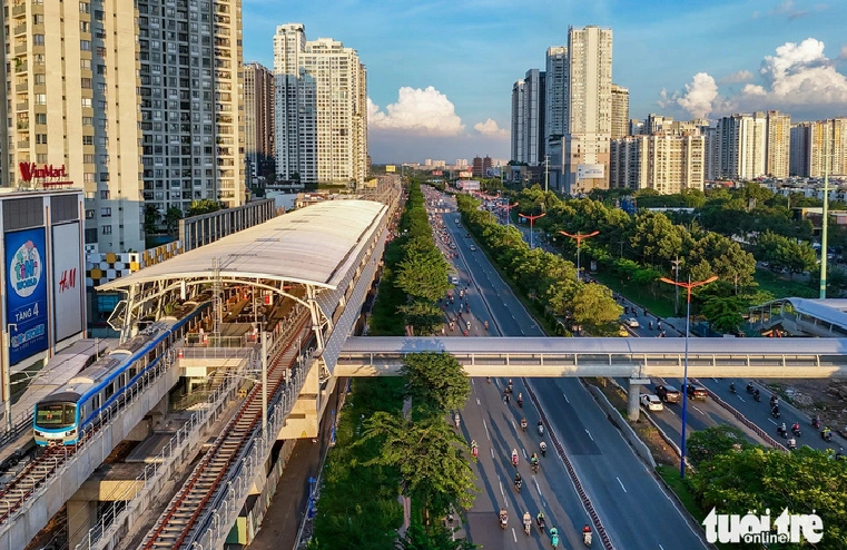 The pedestrian bridges connected to metro line No. 1 will greatly improve convenience for commuters in Ho Chi Minh City. Photo: Chau Tuan / Tuoi Tre