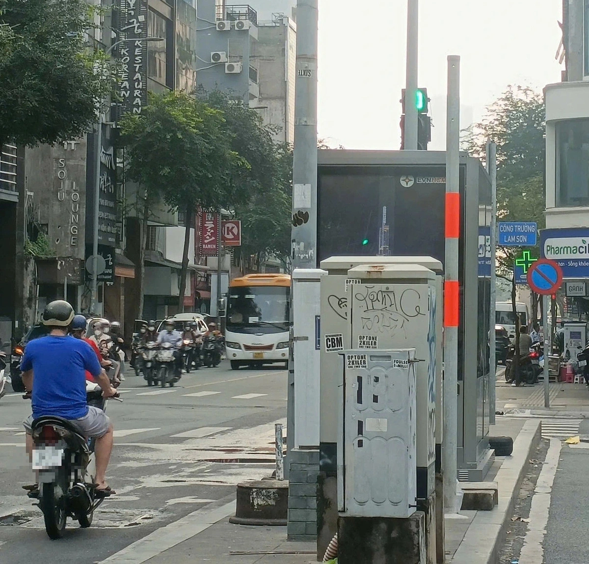 Metro station signage on Hai Ba Trung Street in District 1, Ho Chi Minh City has been removed. Photo: Tr.D.