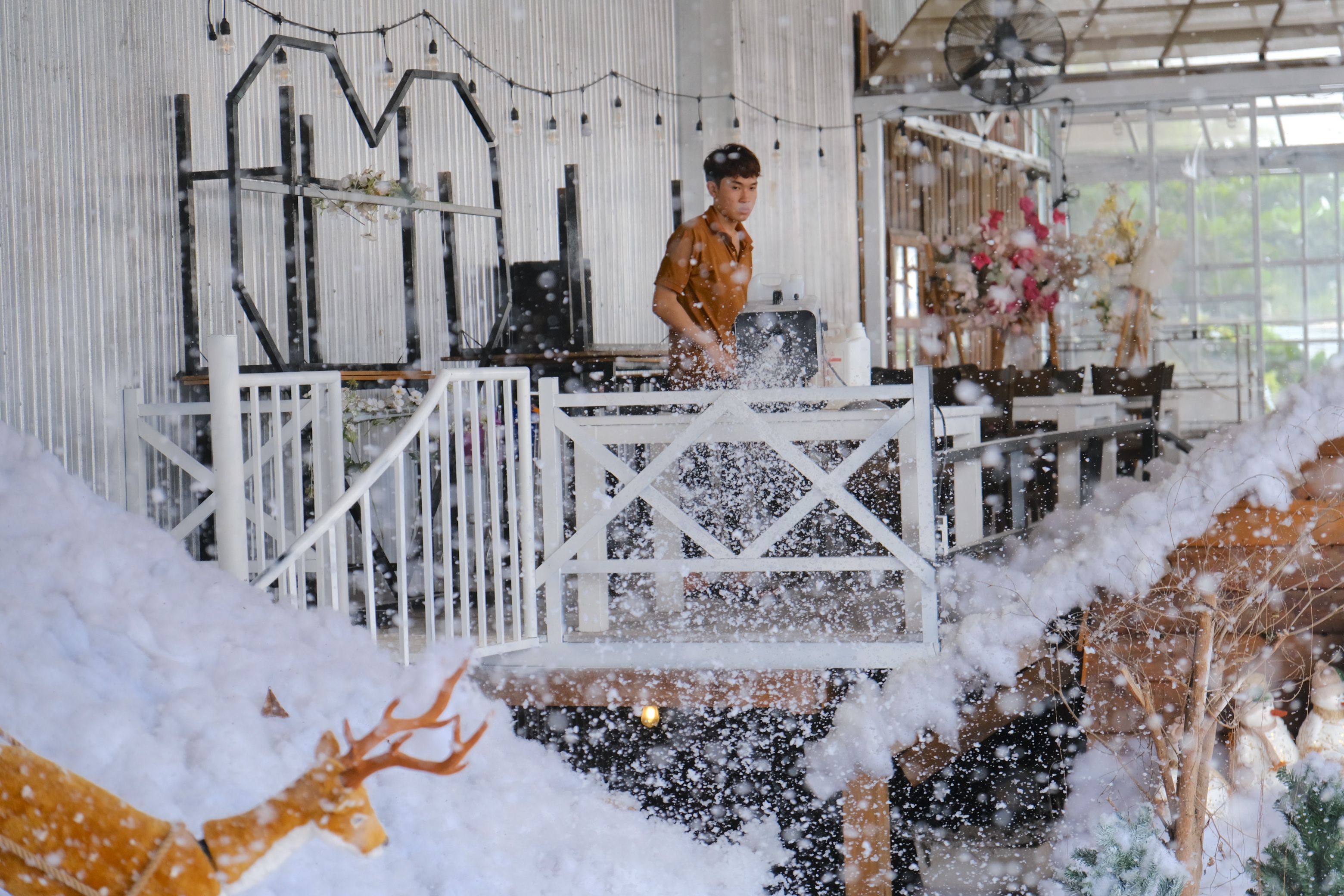 A staff member operates a snow machine. Photo: Ngoc Phuong / Tuoi Tre News