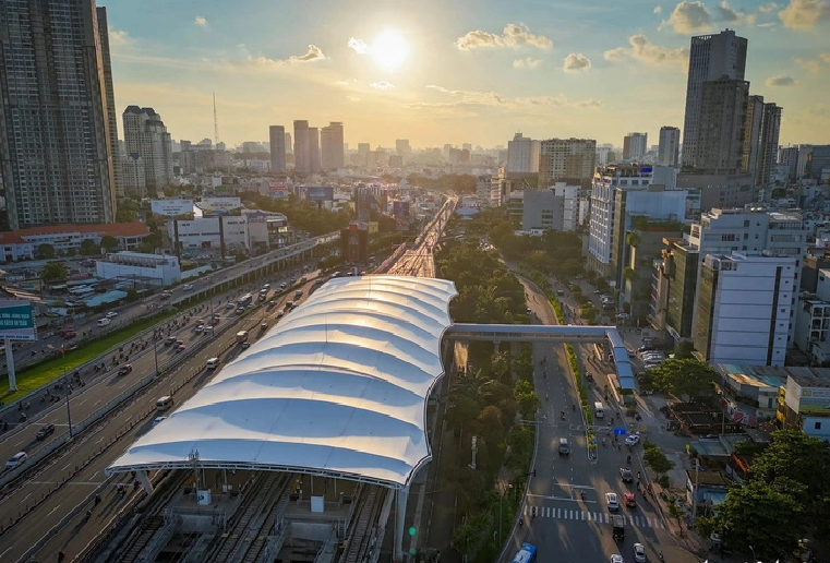 A footbridge linking the Tan Cang Station of the first metro line in Ho Chi Minh City. Photo: Chau Tuan / Tuoi Tre