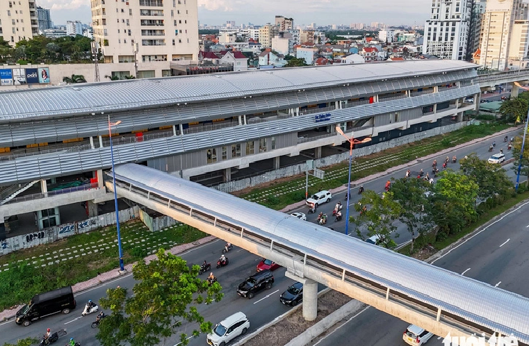 The pedestrian bridges are also the main exits in case of incidents at stations of the first metro line in Ho Chi Minh City. Photo: Chau Tuan / Tuoi Tre