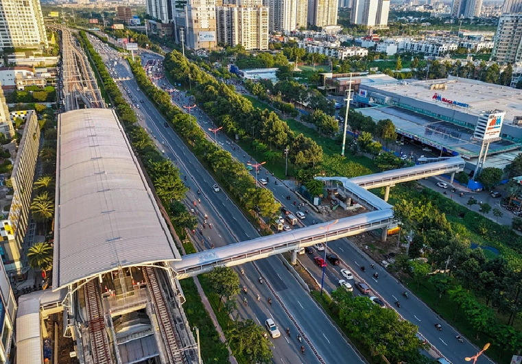 The completion of all nine pedestrian bridges marks a key milestone for the metro line’s official launch in December 2024. Photo: Chau Tuan / Tuoi Tre