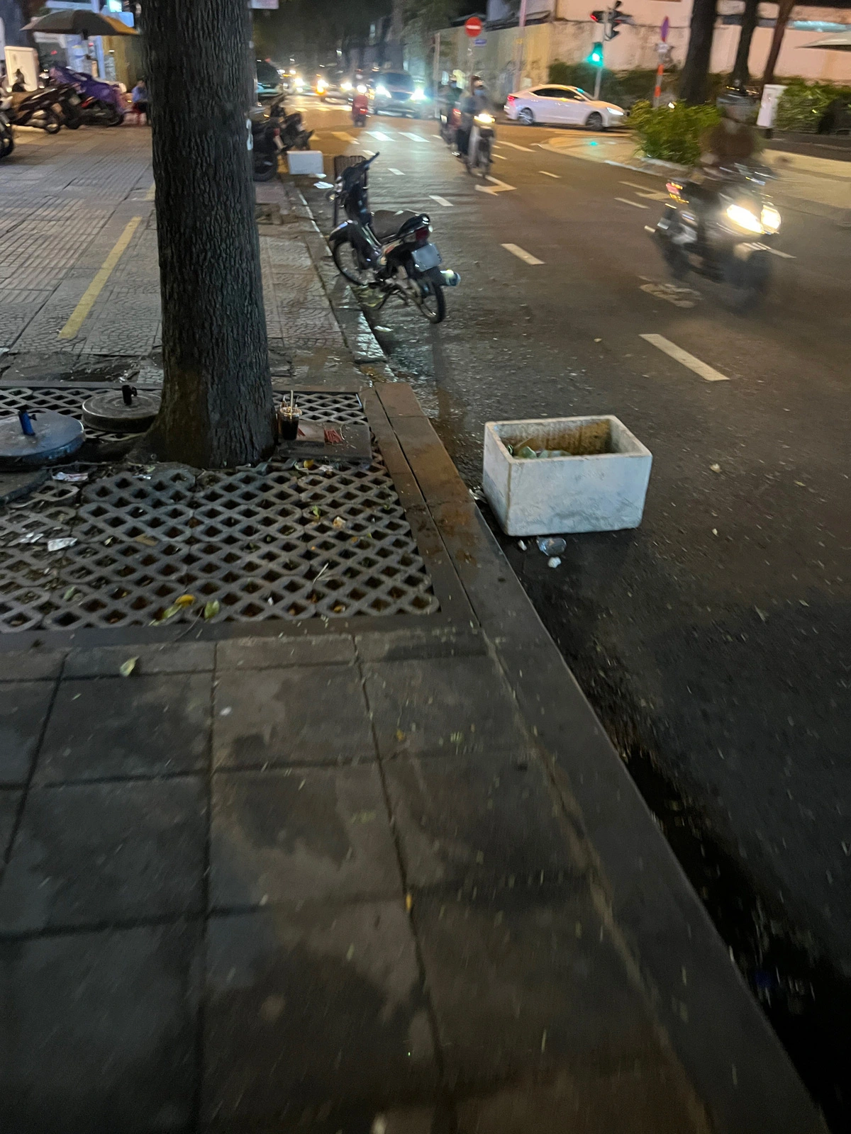 Some stores and eateries along Ly Tu Trong Street in District 1, Ho Chi Minh City use dustbins, chairs, traffic cones, and motorbikes to claim spaces for customer parking. Photo: An Vi / Tuoi Tre