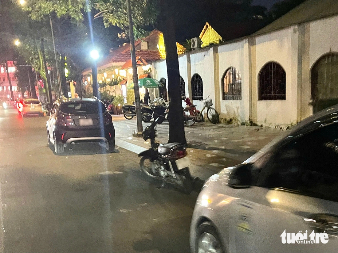 A motorbike is parked on Nguyen Van Chiem Street in District 1, Ho Chi Minh City to save space for other motorbike parking. Photo: Dieu Qui / Tuoi Tre