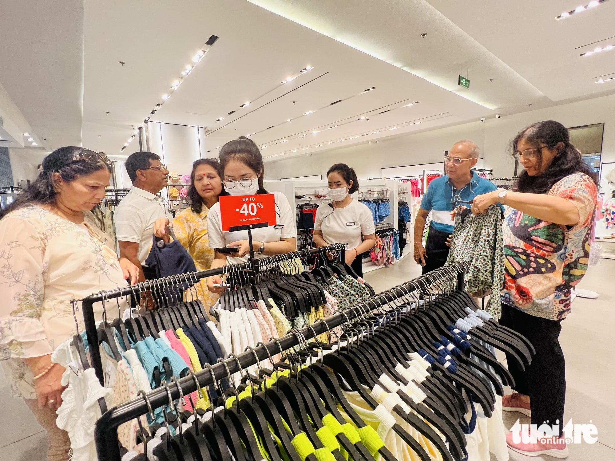 Tourists are seen shopping at a mall in Ho Chi Minh City in this file photo. Photo: Thao Thuong / Tuoi Tre