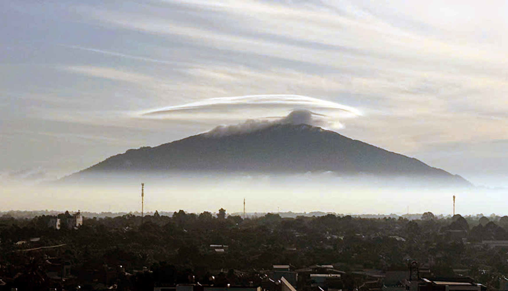 A giant cloud resembling a flying saucer appears over the peak of Chua Chan Mountain in Xuan Loc District, Dong Nai Province, southern Vietnam, October 31, 2024. Photo: Hoang Phuong / Tuoi Tre