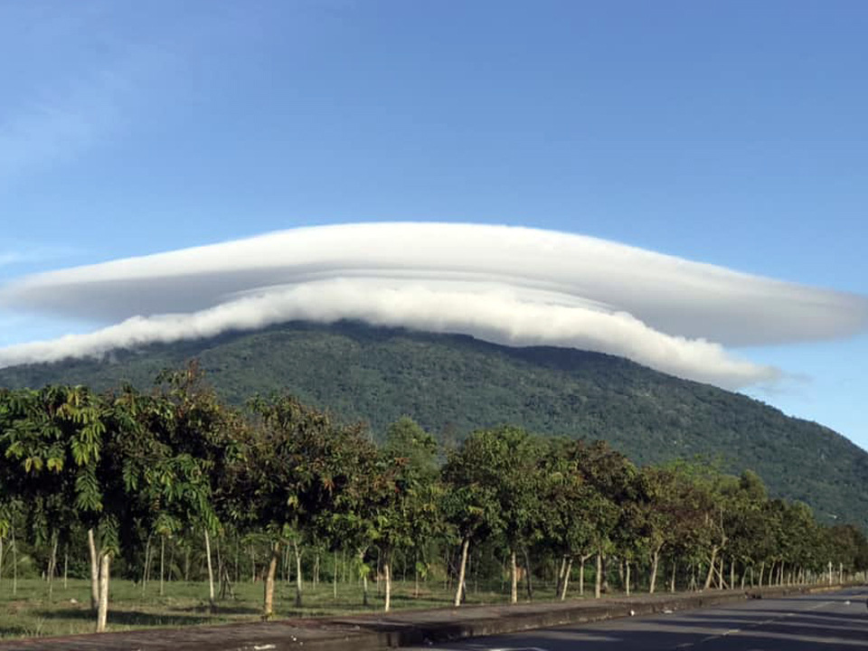 Spectacular ‘flying saucer’ cloud graces southern Vietnamese mountain