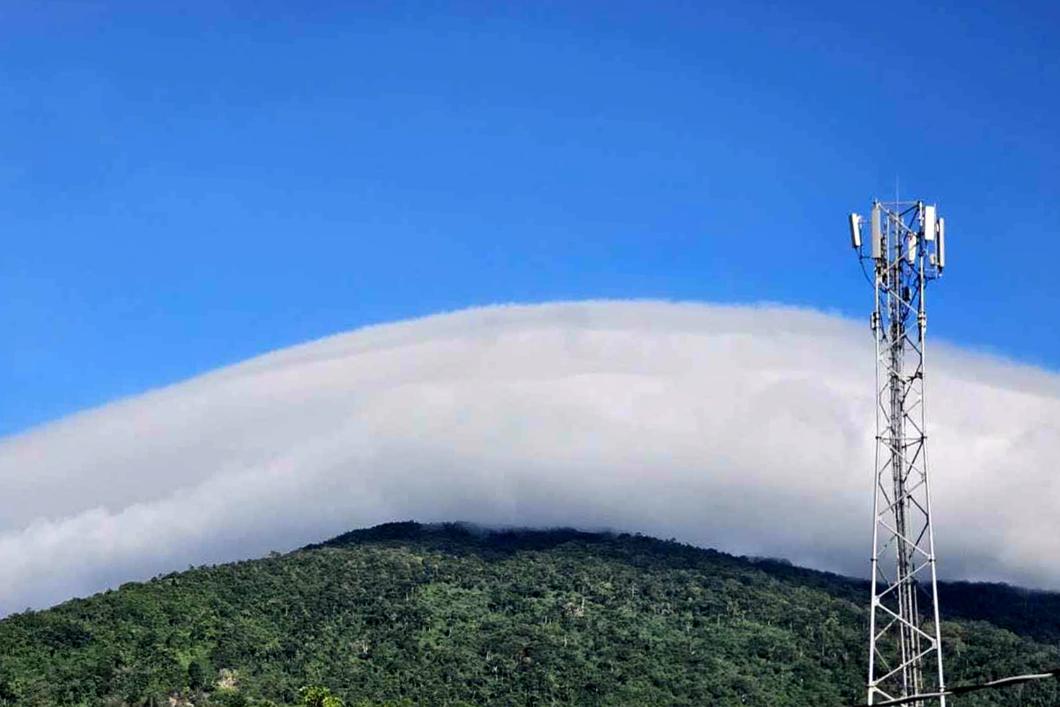 A giant cloud resembling a flying saucer appears over the peak of Chua Chan Mountain in Xuan Loc District, Dong Nai Province, southern Vietnam, October 31, 2024. Photo: N.H. / Tuoi Tre