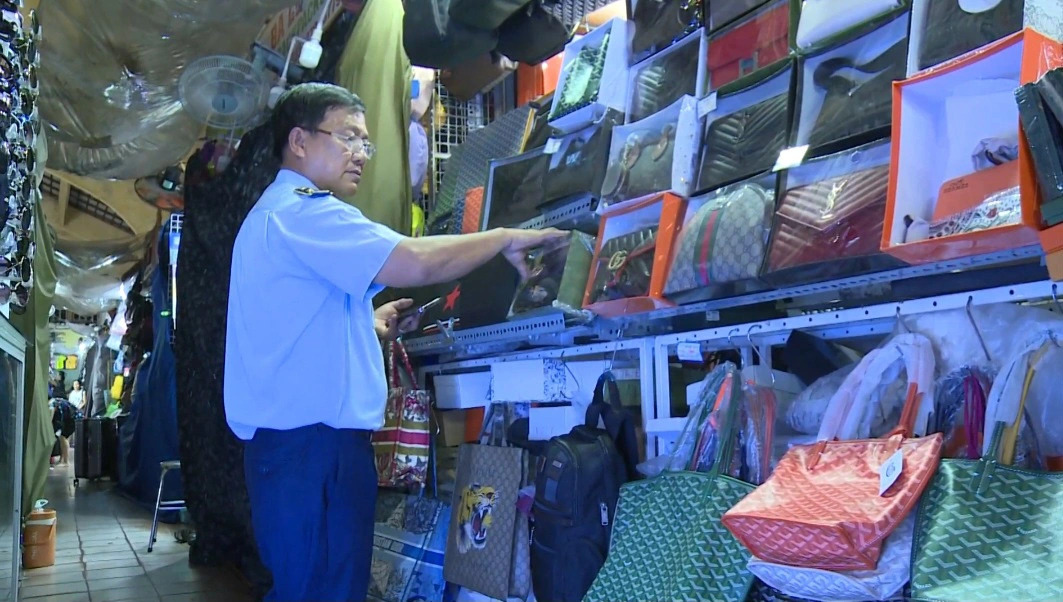 Lots of bags at Ben Thanh Market were found to have unclear origins or appeared to be counterfeit. Photo: Supplied