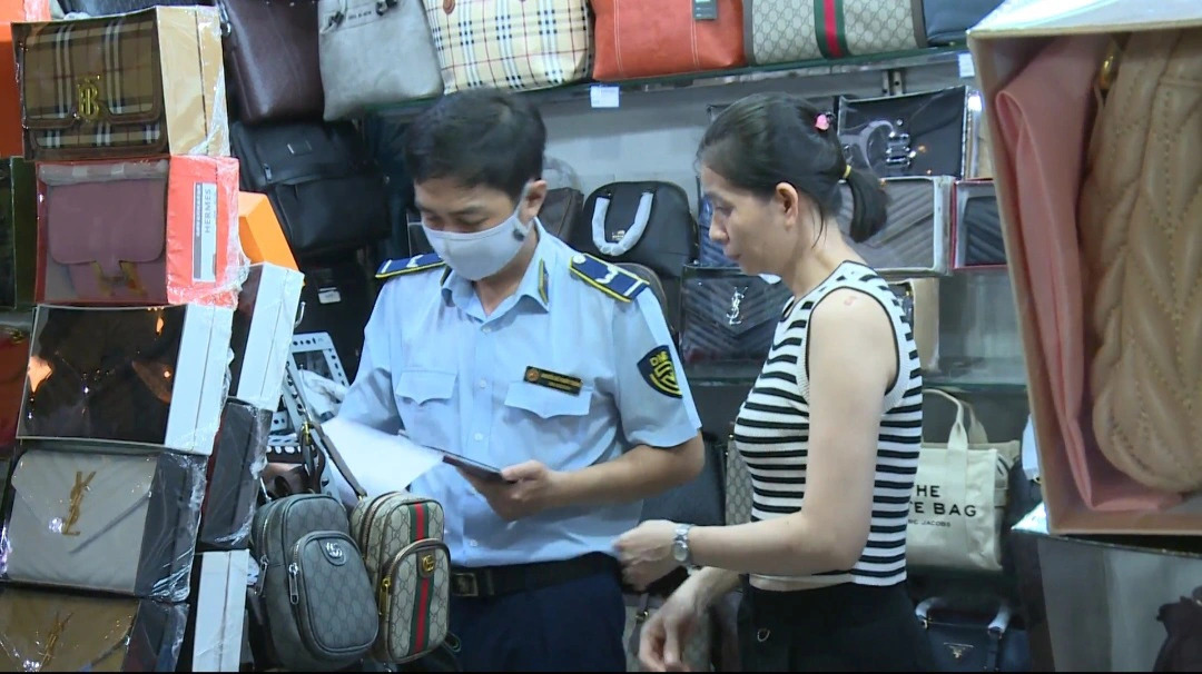 Hundreds of suspected fake fashion accessories seized at Ho Chi Minh City’s Ben Thanh Market