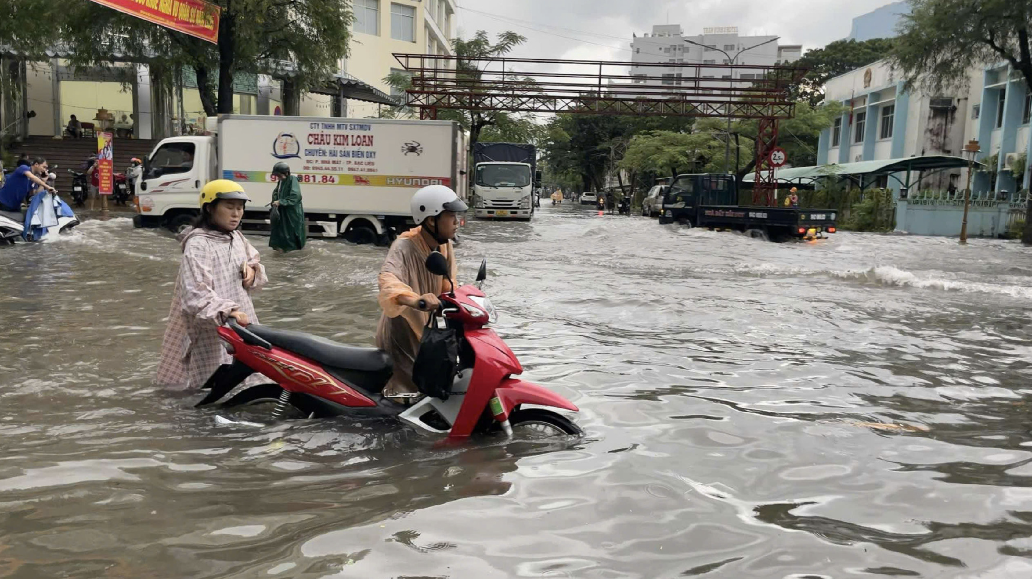 Heavy rain, high tides soak Vietnam’s southern province