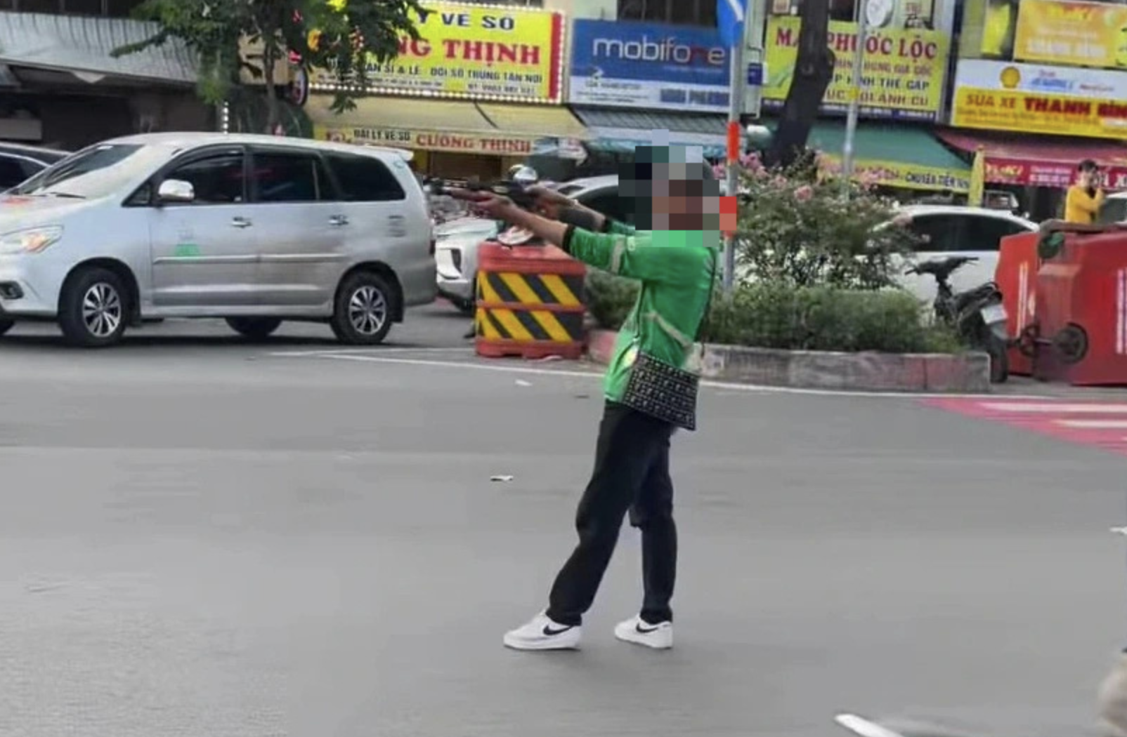 Mentally ill man wielding toy gun causes chaos in Ho Chi Minh City