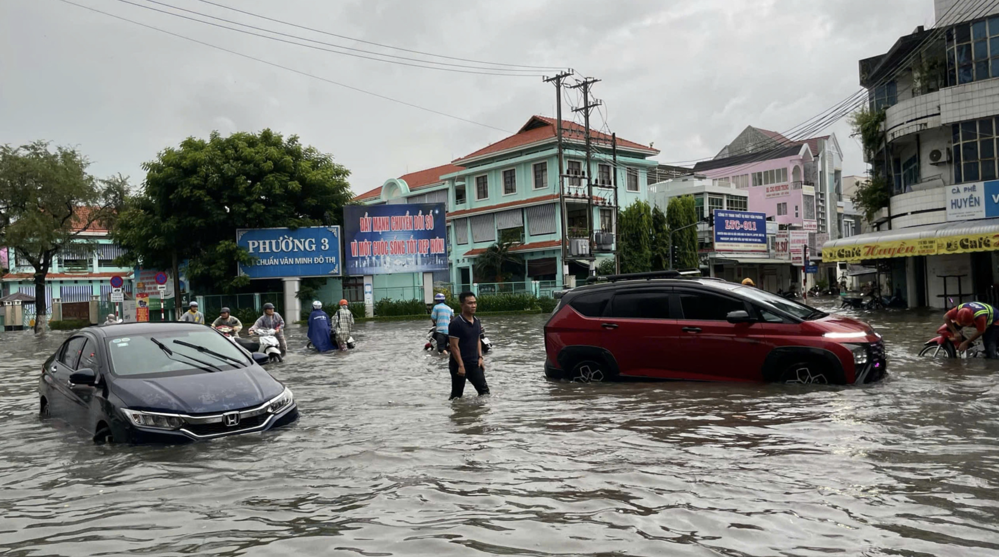 A picture shows a half-submerged car on Tran Phu Street in Bac Lieu City, Bac Lieu Province in the Mekong Delta region. Photo: Phan Thanh Cuong / Tuoi Tre