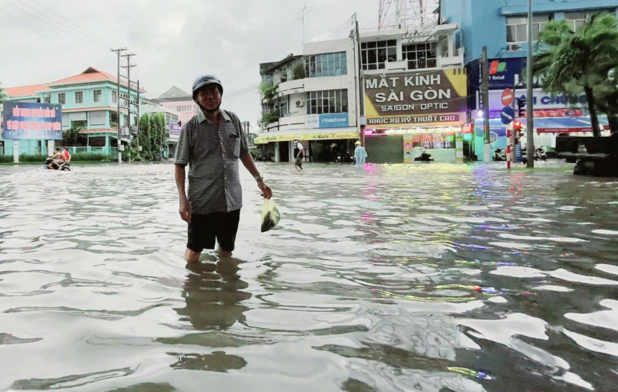 Heavy rain and high tides turn several streets into rivers in Bac Lieu City, Bac Lieu Province on November 2, 2024. Photo: Phan Thanh Cuong / Tuoi Tre