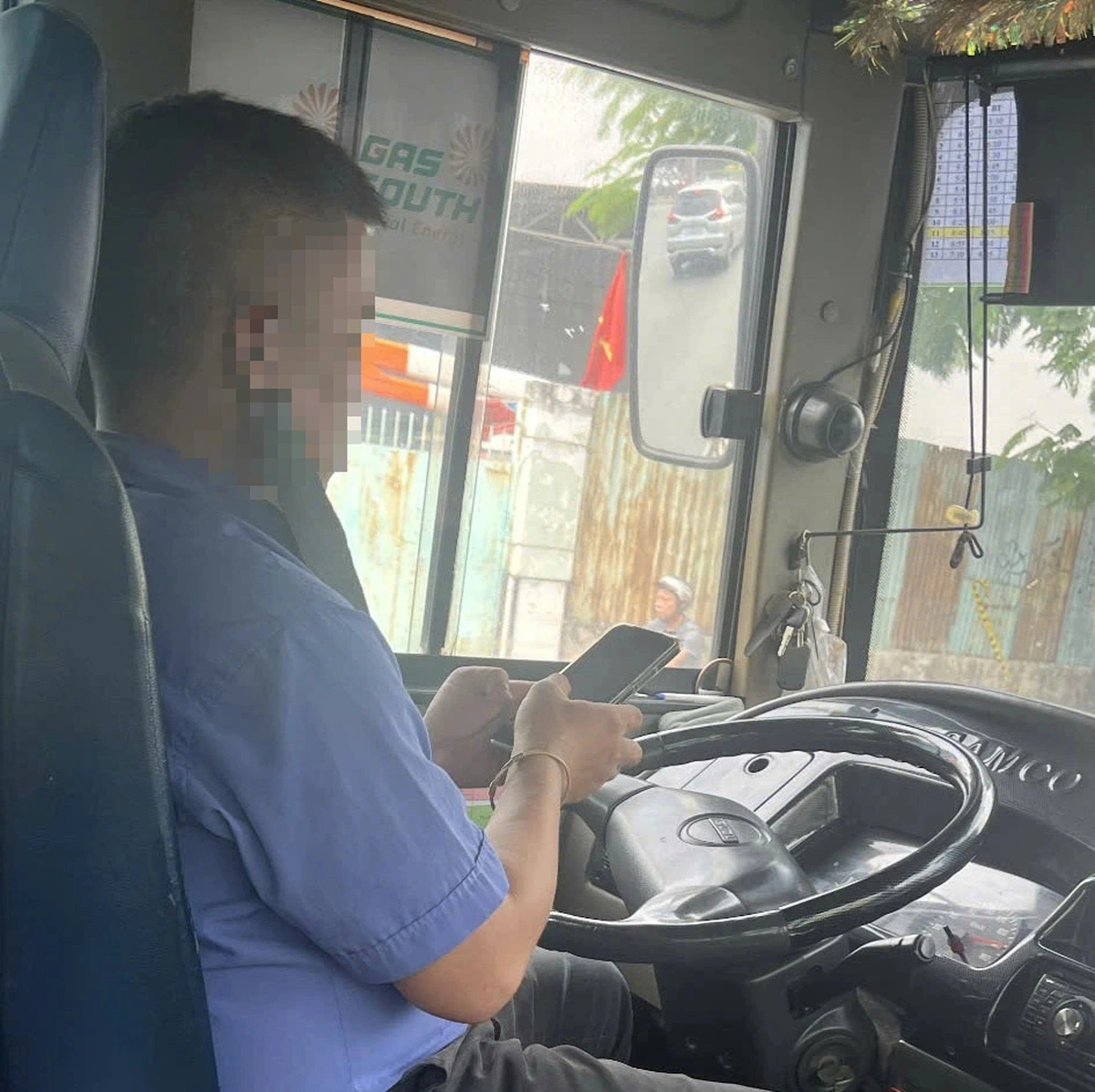 Bus driver suspended for using smartphone while driving in Ho Chi Minh City