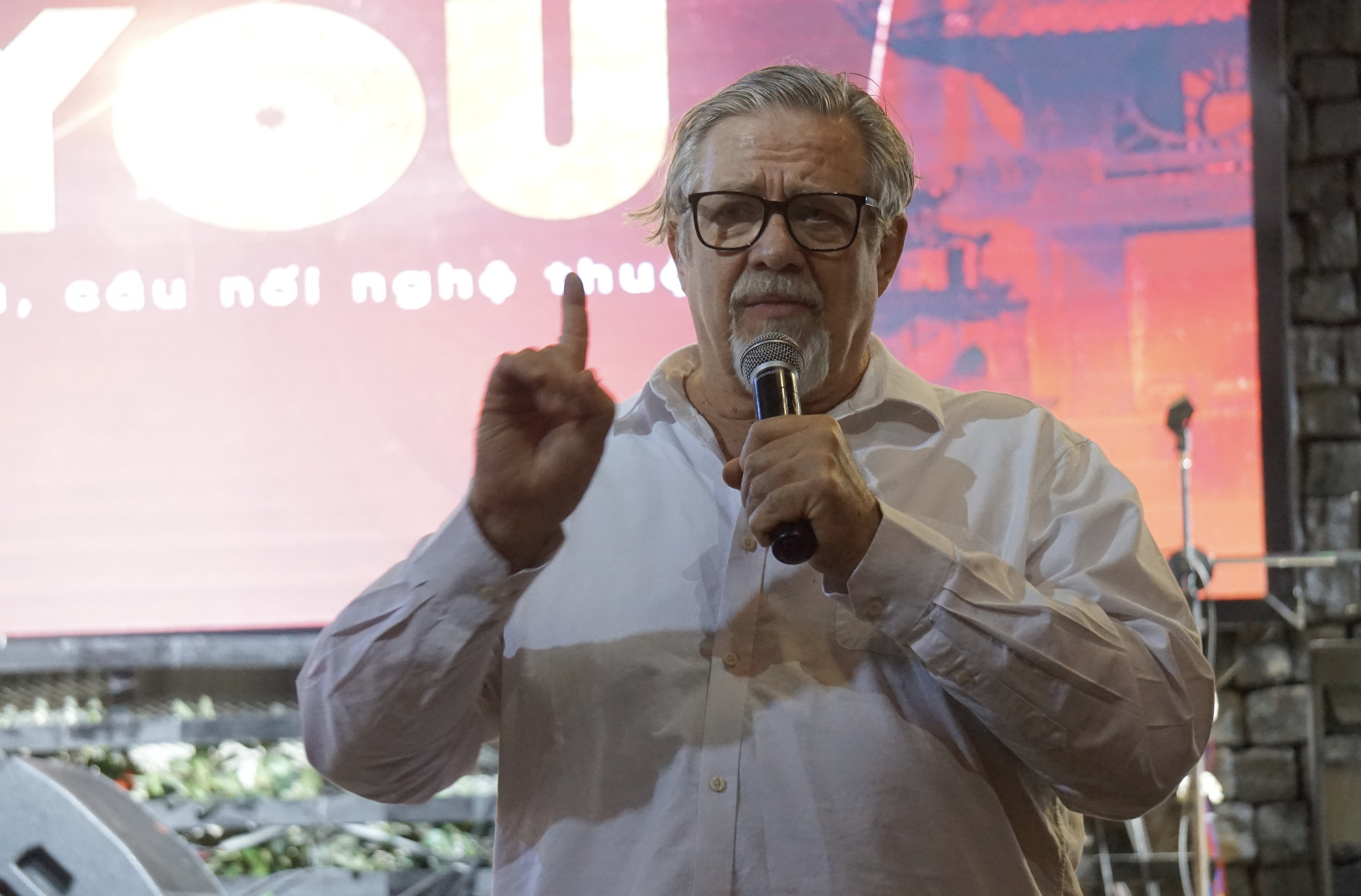 Philip Quast, renowned Australian actor, says will not allow phones in art workshops in Vietnam