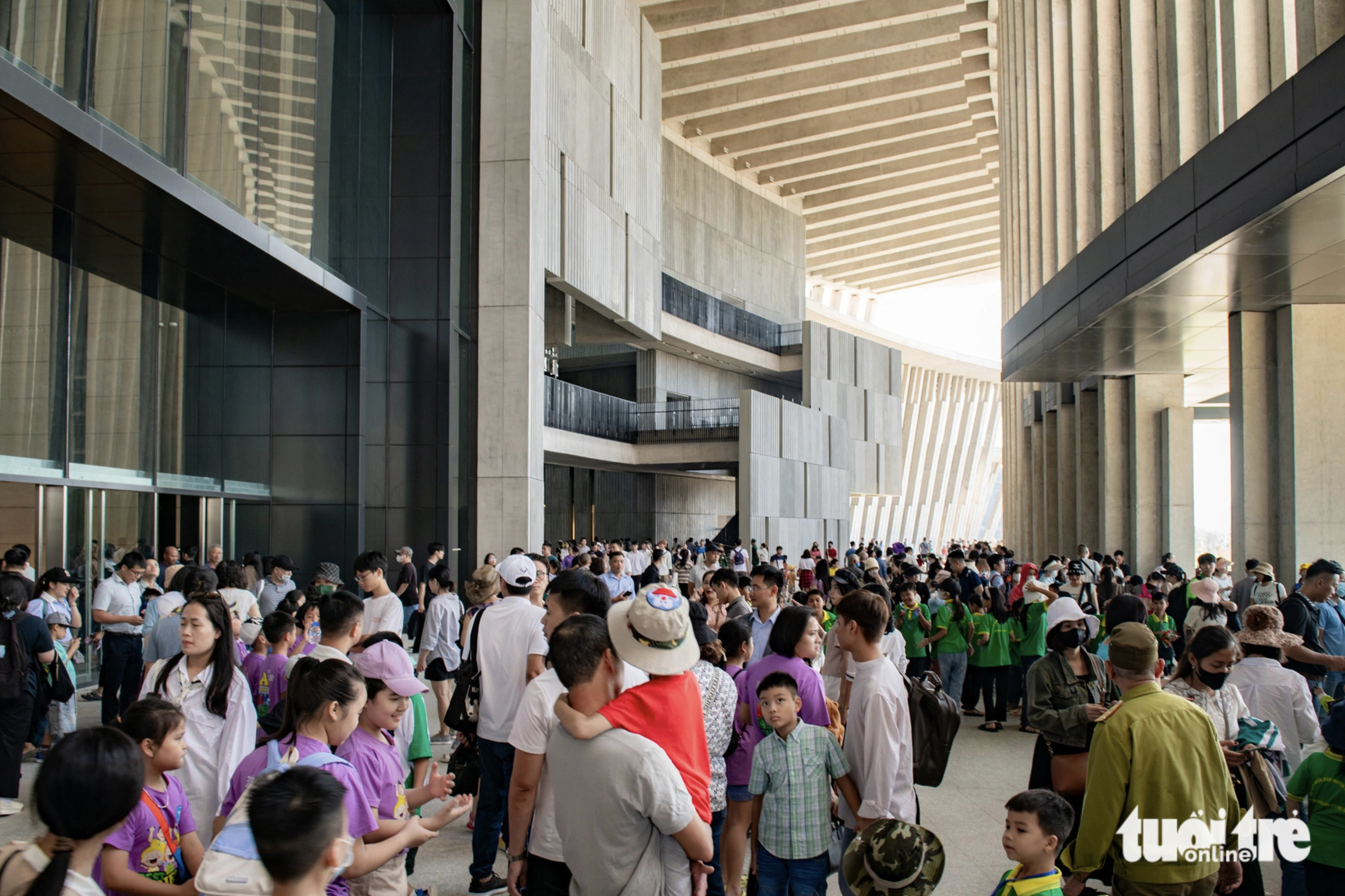 Thousands of people arrive at the new Vietnam Military History Museum in Nam Tu Liem District, Hanoi on November 2, 2024. Photo: Nam Tran / Tuoi Tre