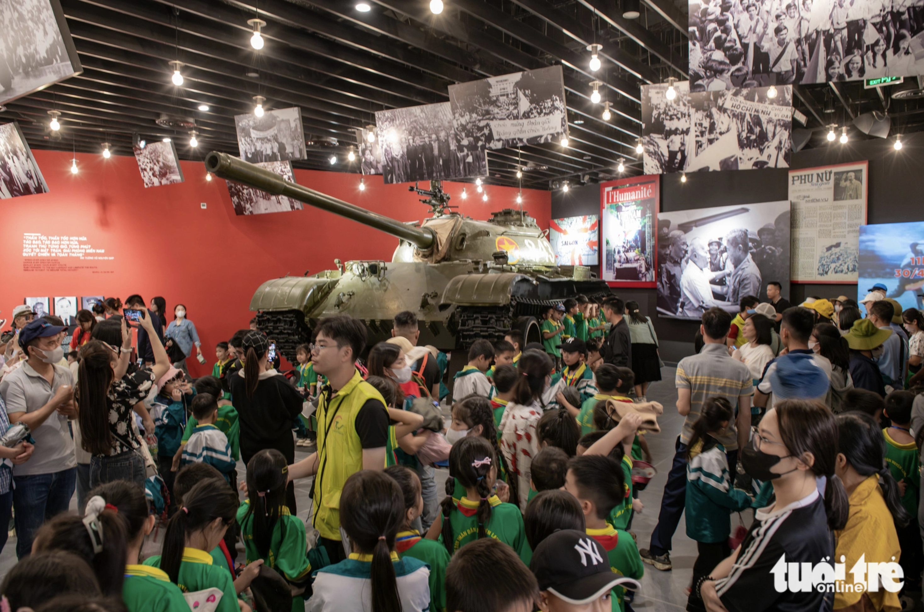 Hundreds of students are present at the Vietnam Military History Museum in Nam Tu Liem District, Hanoi on November 2, 2024. Photo: Nam Tran / Tuoi Tre