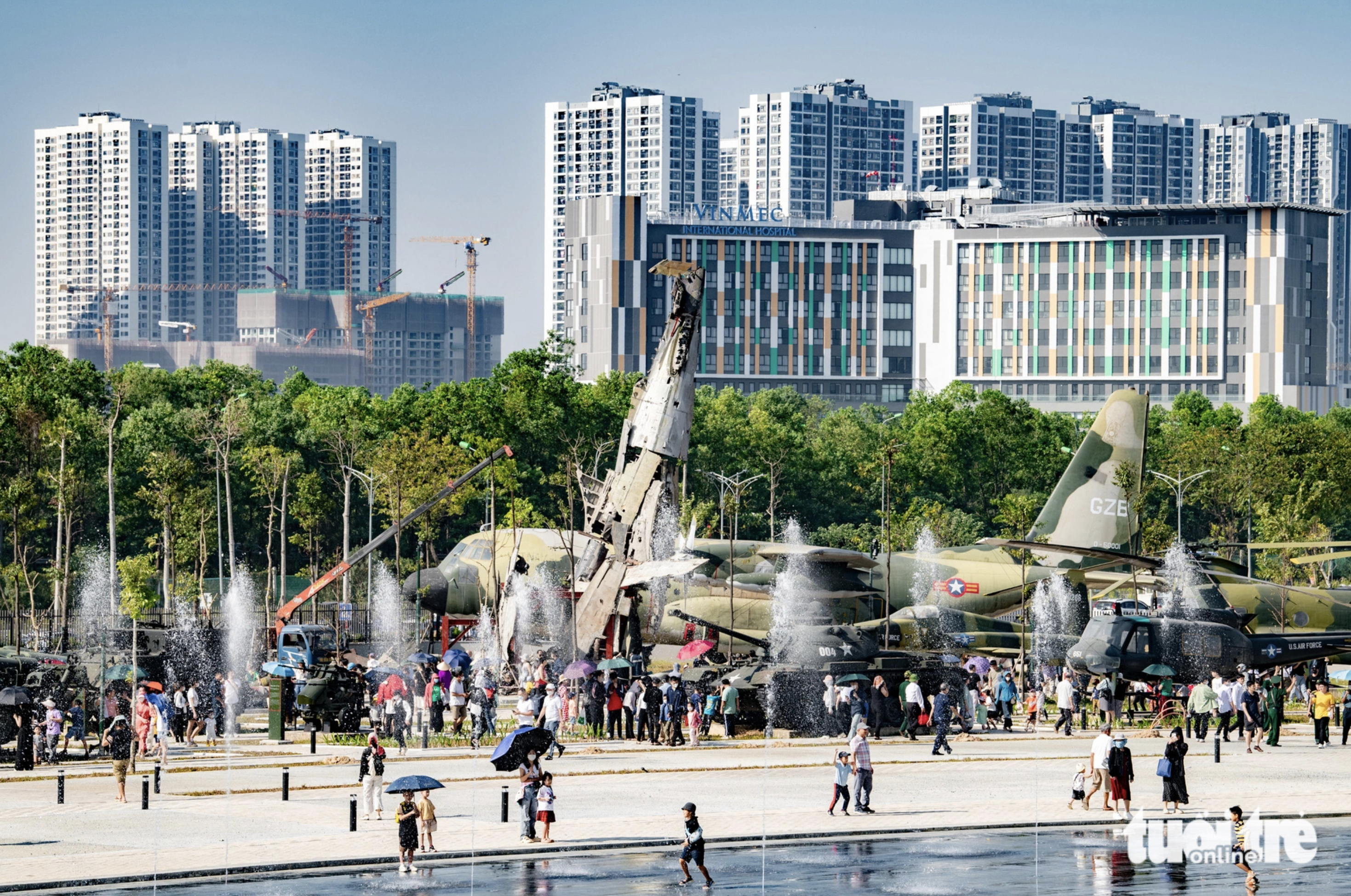 The exhibition area of the Vietnam Military History Museum in Nam Tu Liem District, Hanoi is crowded with visitors on November 2, 2024. Photo: Nam Tran / Tuoi Tre