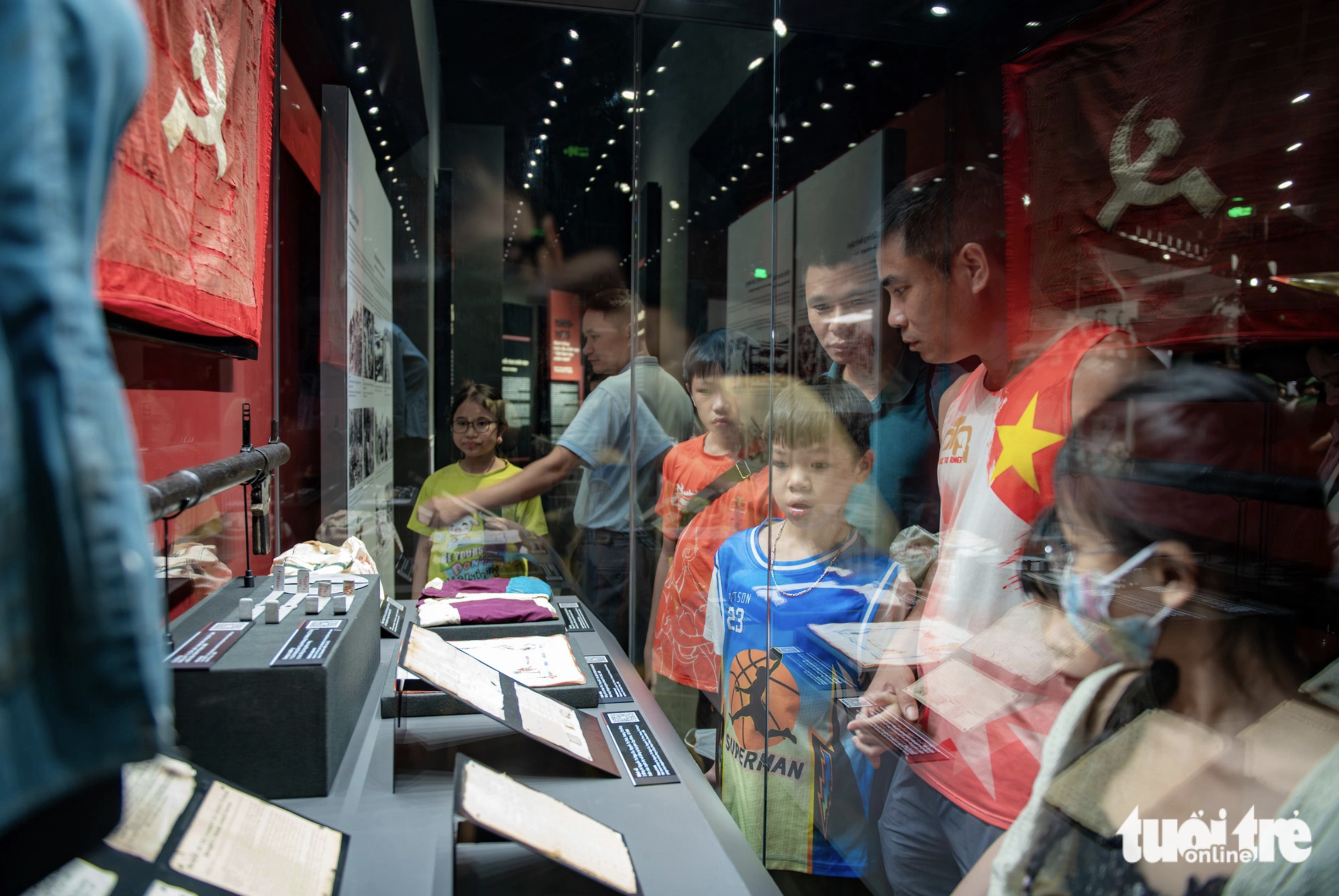 Students visit the Vietnam Military History Museum in Nam Tu Liem District, Hanoi on November 2, 2024. Photo: Nam Tran / Tuoi Tre