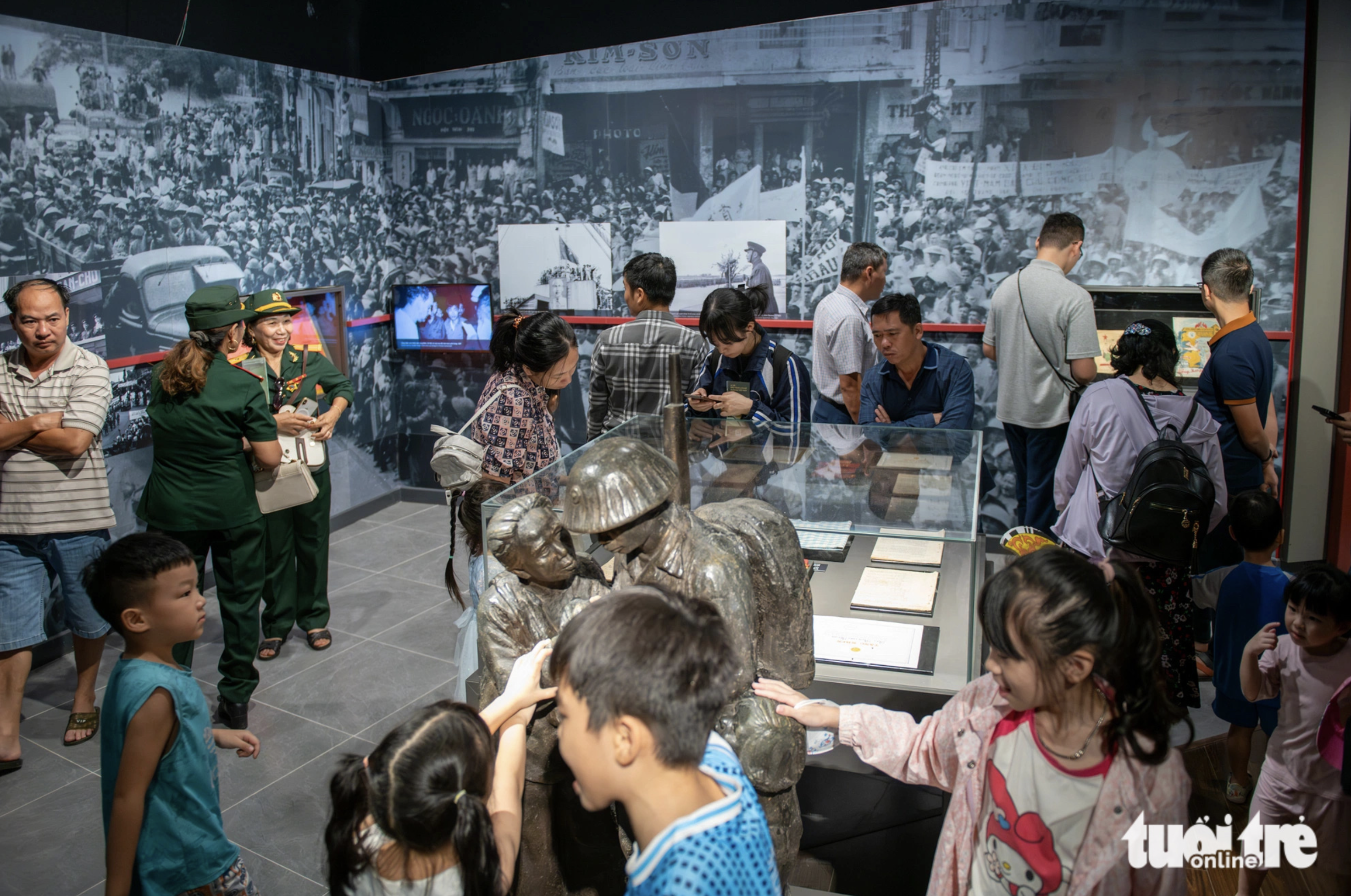 Both adults and children are interested in visiting the Vietnam Military History Museum in Nam Tu Liem District, Hanoi on November 2, 2024. Photo: Nam Tran / Tuoi Tre