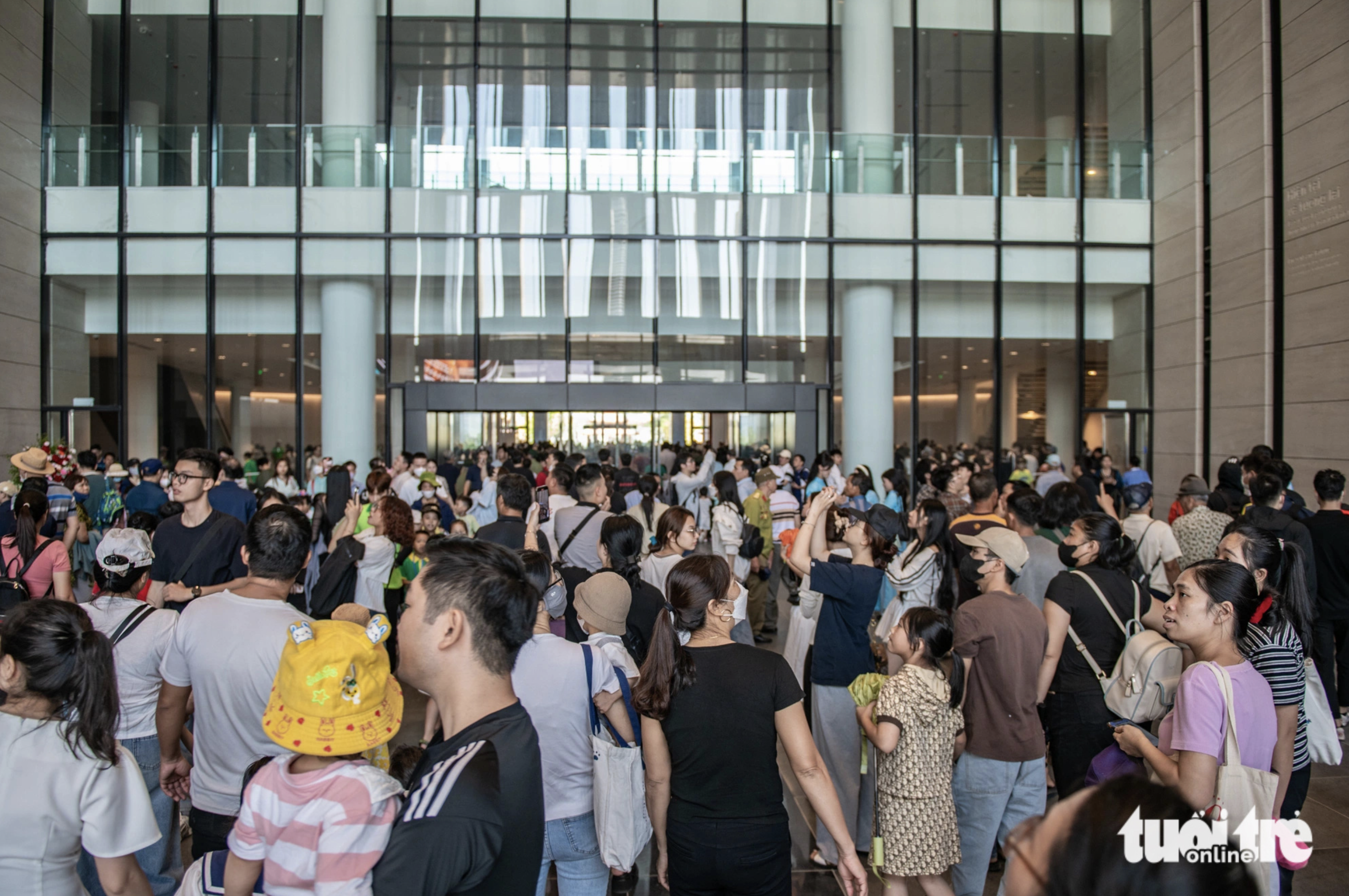 Crowds of tourists and locals fill the Vietnam Military History Museum in Nam Tu Liem District, Hanoi on November 2, 2024. Photo: Nam Tran / Tuoi Tre