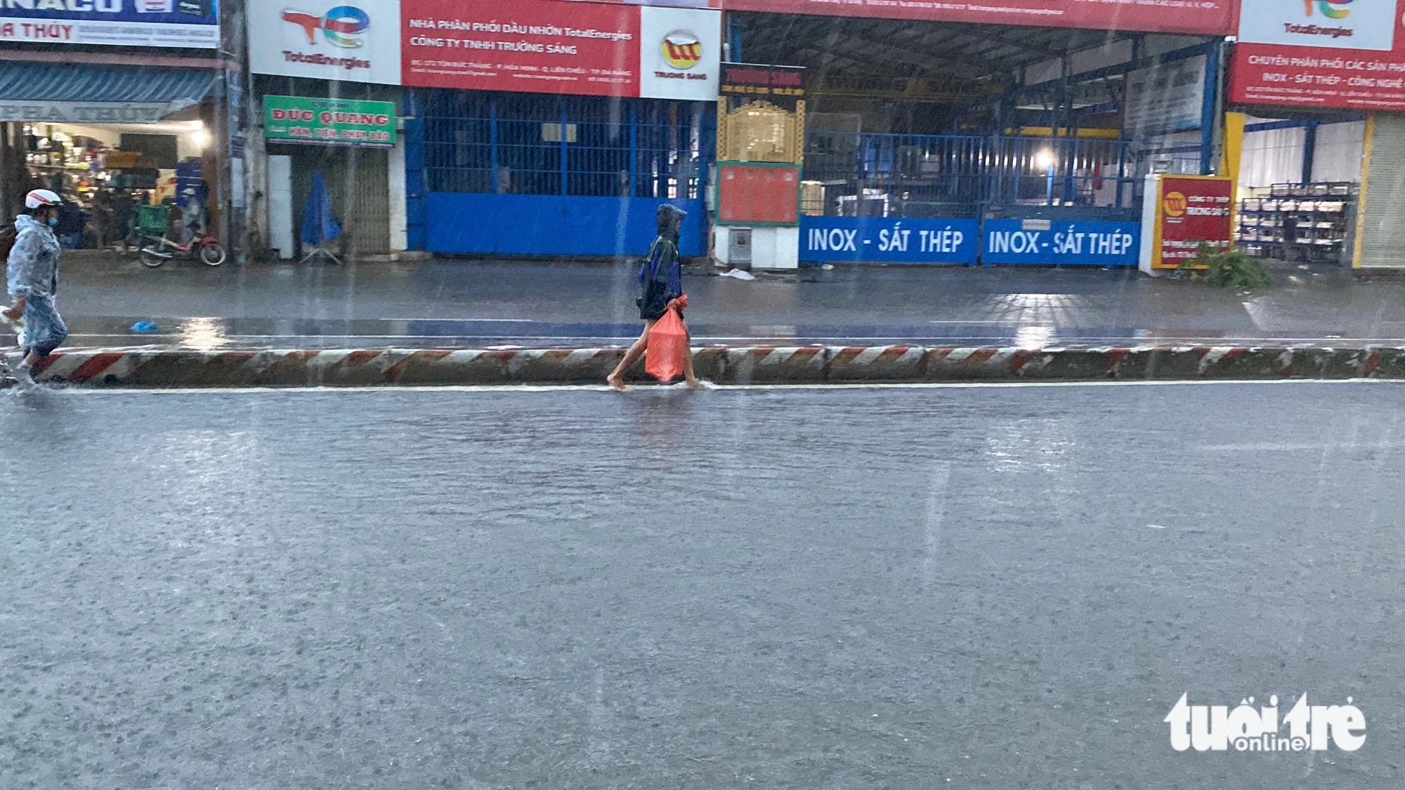 Hours-long downpour floods Da Nang