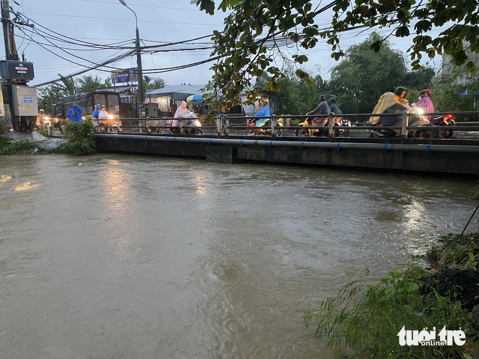 The water level also reaches a bridge spanning over Da Co Canal at 7:00 am in Da Nang City, central Vietnam, November 5, 2024. Photo: B.D. / Tuoi Tre