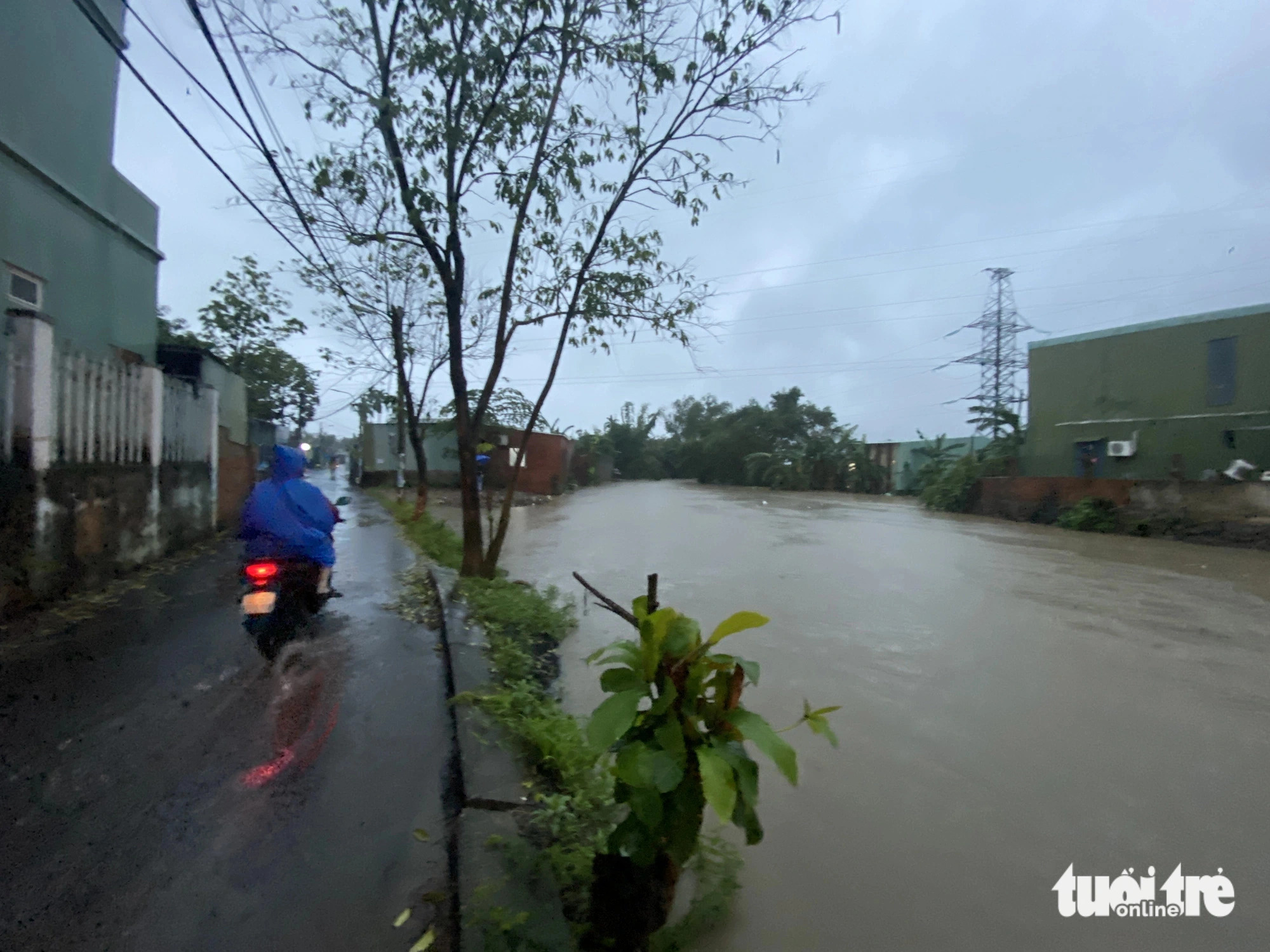 Water is seen overflowing from Da Co Canal into low-lying neighborhoods in Da Nang City, central Vietnam, November 5, 2024. Photo: B.D. / Tuoi Tre