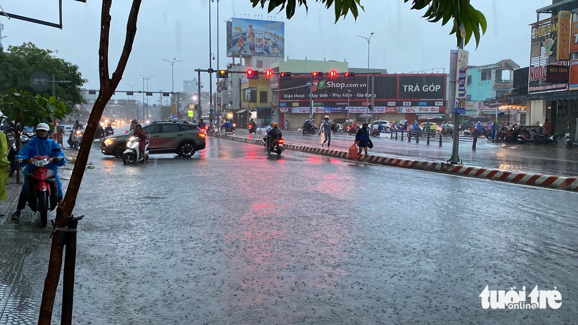 Flooding hits the vicinity of the central bus station of Da Nang City, central Vietnam, making the route almost impassable, November 5, 2024. Photo: B.D. / Tuoi Tre