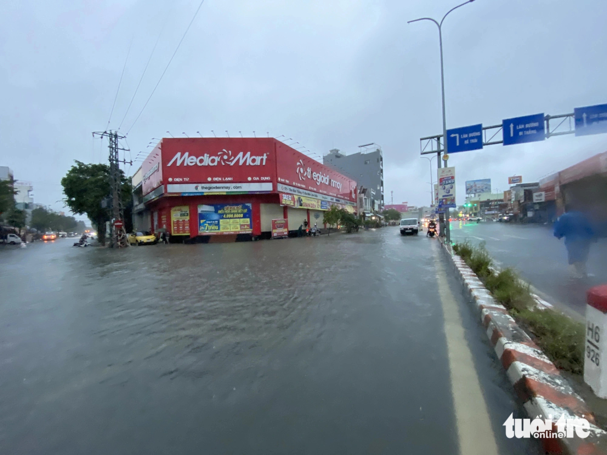 Heavy rainfall turned Ton Duc Thang Street in Da Nang City, central Vietnam into a river, November 5, 2024. Photo: B.D. / Tuoi Tre