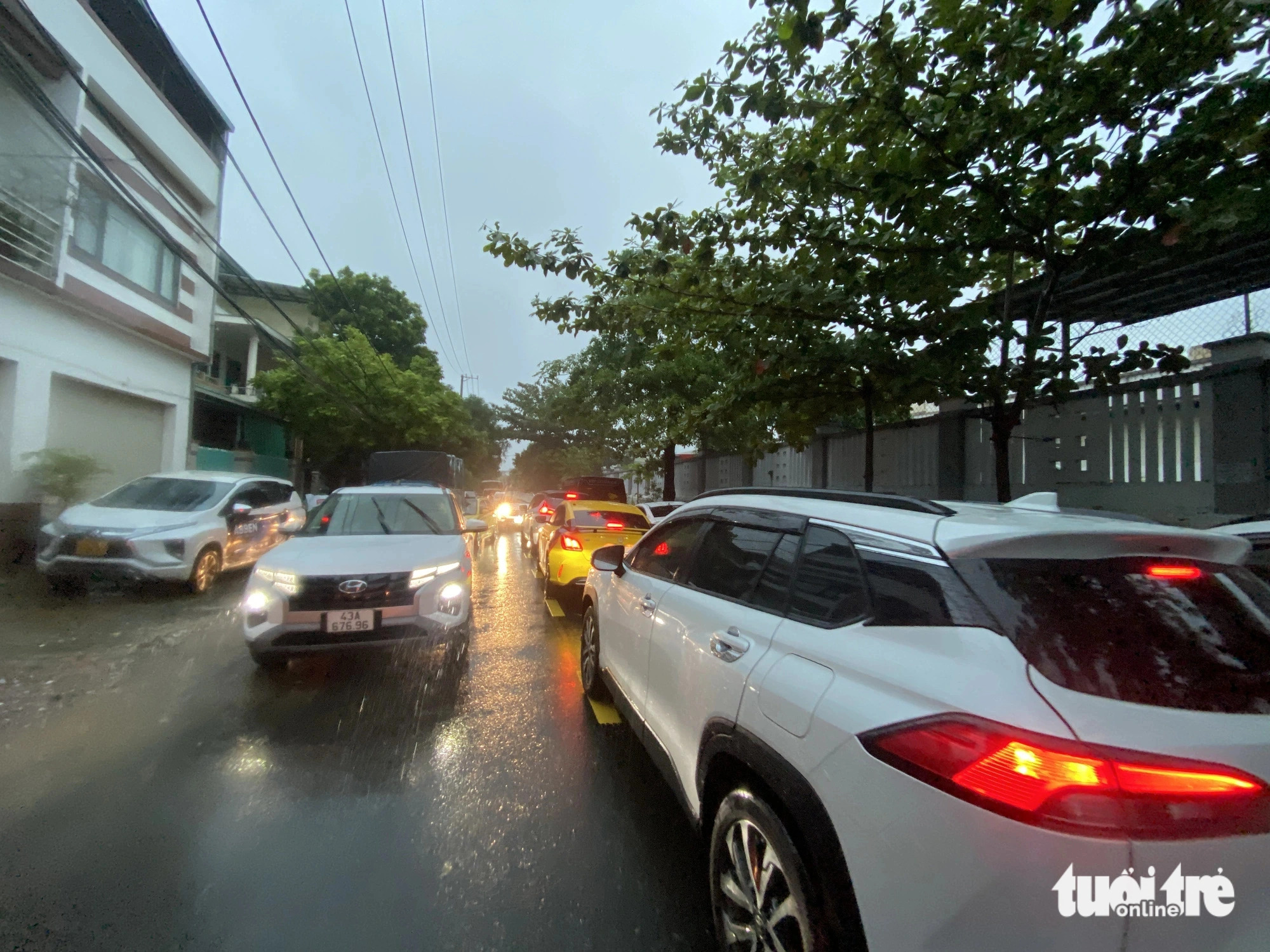 A road is congested with cars as their owners sought safe parking spots to avoid heavy flooding in Da Nang City, central Vietnam, November 5, 2024. Photo: B.D. / Tuoi Tre