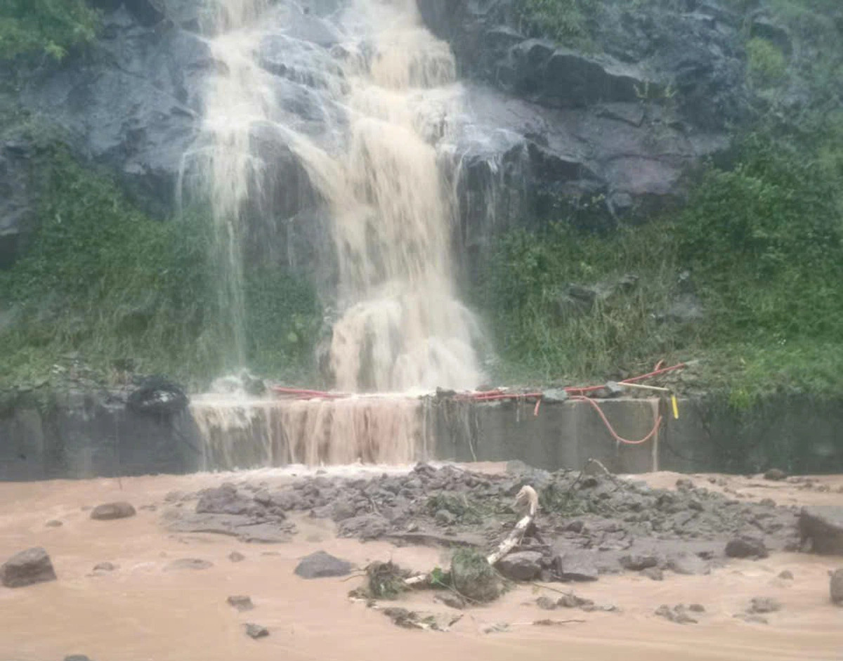 Rocks and debris are swept down from Son Tra Mountain in Da Nang City, central Vietnam, on the morning of November 5, 2024. Photo: Son Tra District People’s Committee