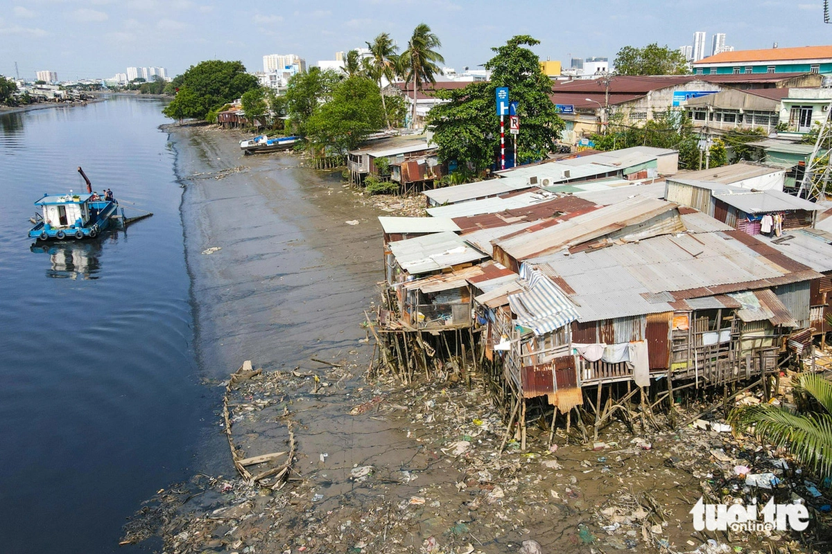 Ho Chi Minh City considers relocating households along canals, rivers