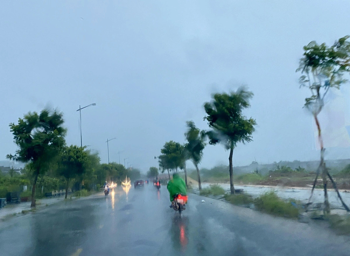 A heavy downpour blankets Da Nang City, central Vietnam, on the morning of November 5, 2024. Photo: Truong Trung / Tuoi Tre