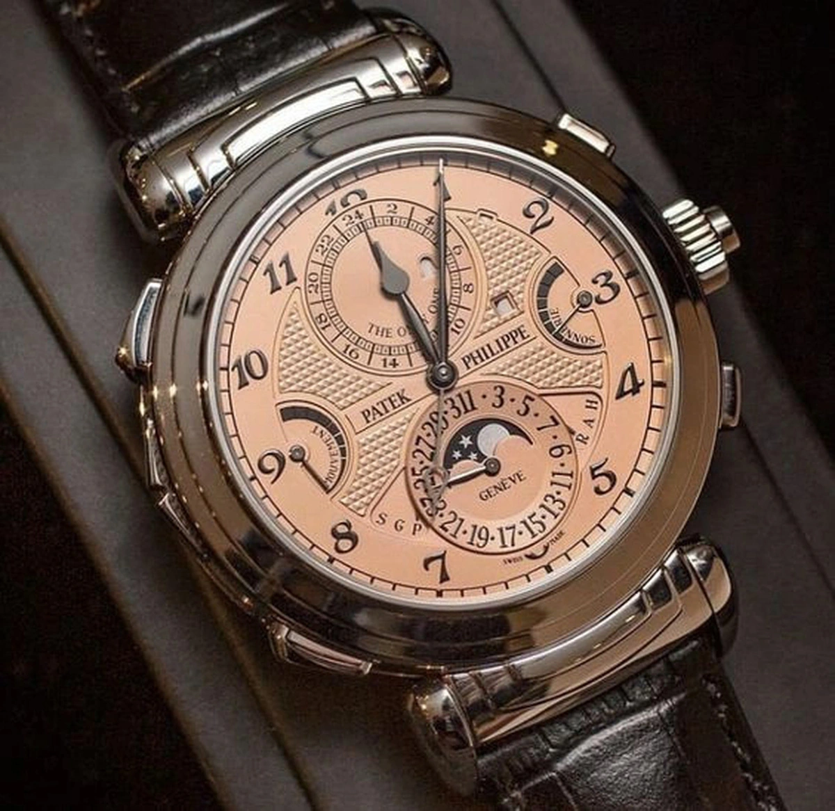 The cost of a Patek Philippe Grandmaster Chime 6300A-010 watch is equivalent to 10 villas in Ho Chi Minh City.