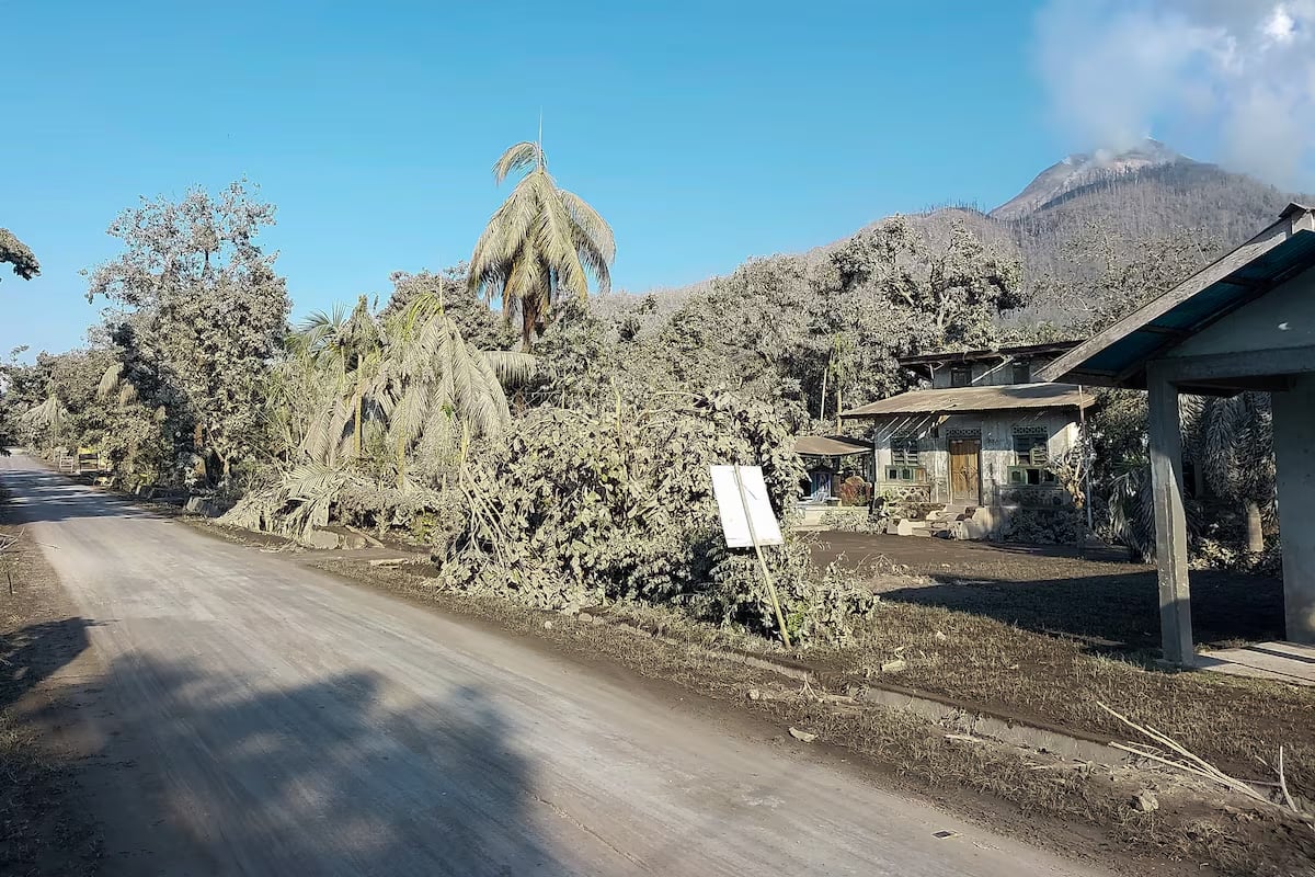 A general view of a residential area covered with volcanic ash at an area affected by the eruption of Mount Lewotobi Laki-Laki volcano at Flores Timur, Indonesia, November 4, 2024. Photo: Reuters