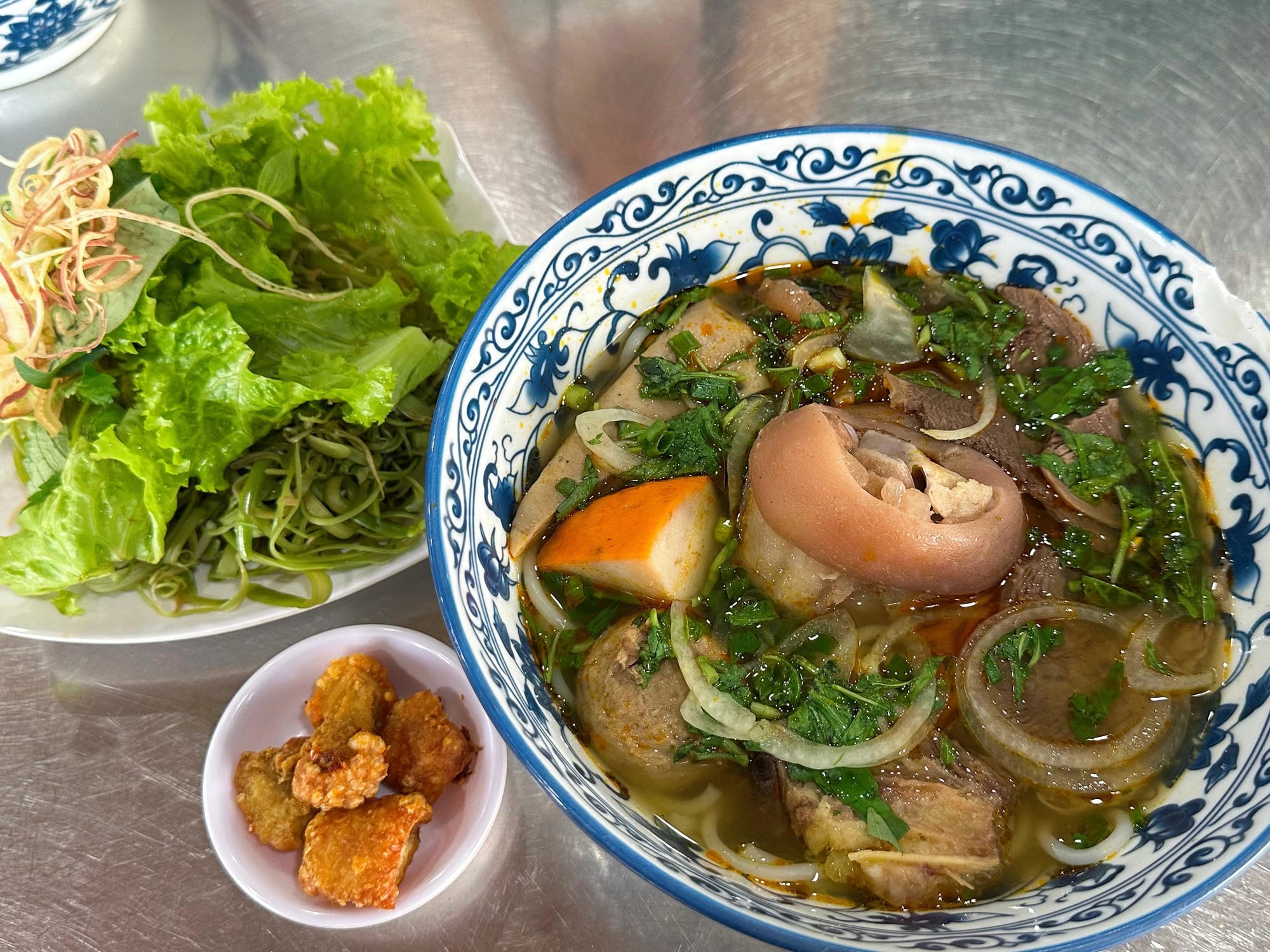 Ho Chi Minh City 'bún bò' stall draws crowds despite being open for only 2 hours a day