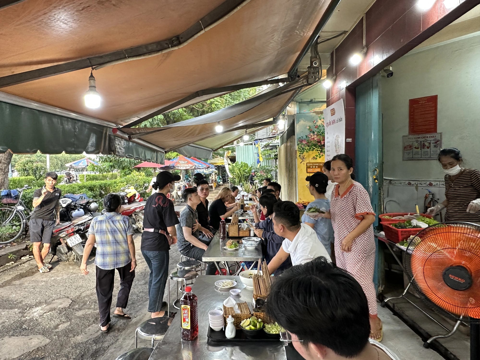 The venue normally starts to get crowded half an hour before it starts serving. Photo: Le Duy / Tuoi Tre